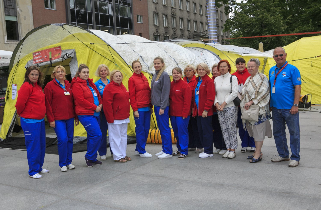 Verekeskuse töötajad Tallinnas Vabaduse väljakul